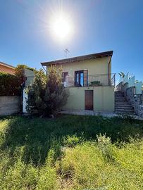 Villa bifamiliare + terreno di 500 mq e terrazzo