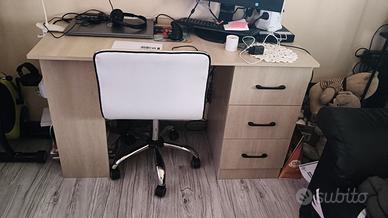 scrivania con sedia