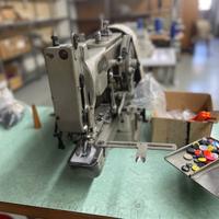 Macchina attaccabottoni