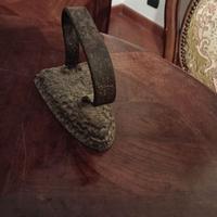 Ferro da stiro antico in ghisa