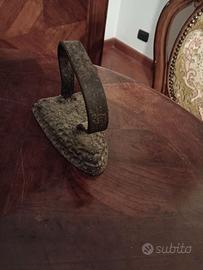 Ferro da stiro antico in ghisa