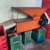 Pigiadiraspatrice elettrico per macinare uva