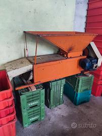 Pigiadiraspatrice elettrico per macinare uva