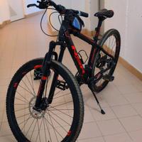  Mountain-bike con accessori 