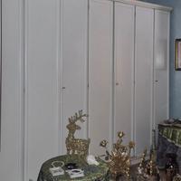 Tre armadi color avorio