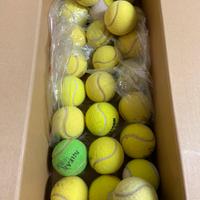 Scatola con palline da tennis