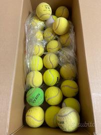 Scatola con palline da tennis