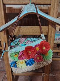 Borsetta piccola estiva con fiori artificiali 