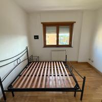 Letto matrimoniale metallo  nero e comodini