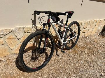 Bicicletta Mountain Bike Bianca e Rossa (Focus o s