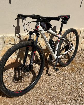 Bicicletta Mountain Bike Bianca e Rossa (Focus o s