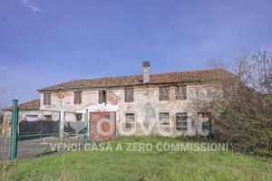 Rustico / Casale di 300 m² con 5 locali e box auto