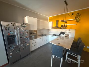 Cucina completa di elettrodomestici
