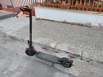 Xiaomi Electric Scooter 4 con alimentatore