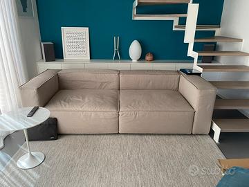Divano moderno di design con pouff