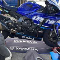 Yamaha R1 2023 solo pista