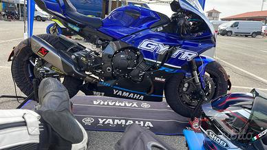 Yamaha R1 2023 solo pista