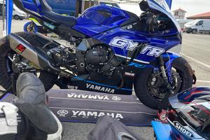 Yamaha R1 2023 solo pista