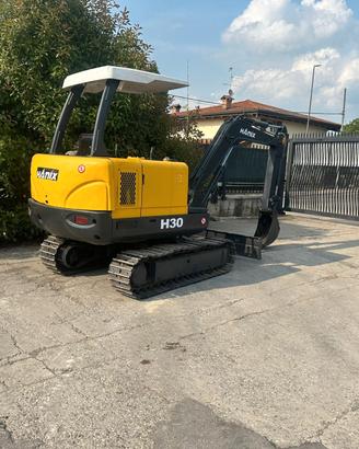 E236 - Escavatore 30 q Hanix