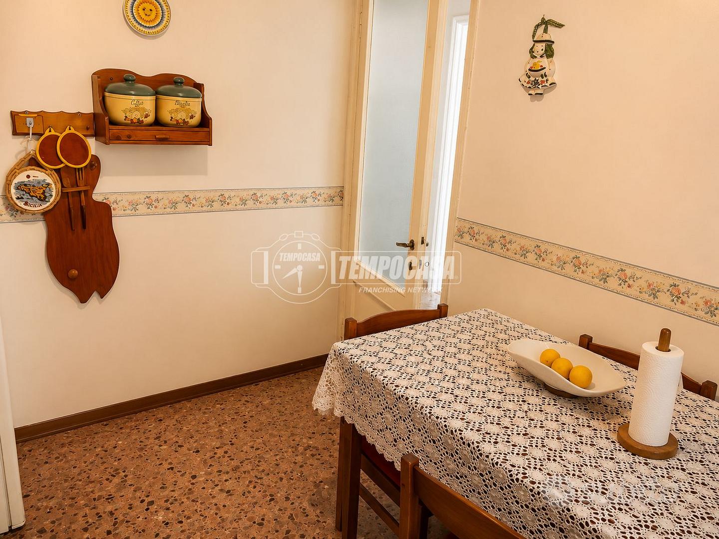 4 LOCALI IN PICCOLA PALAZZINA - Vista 3