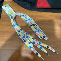 Lacci per scarpe con teschi colorati