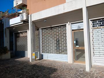 Vendessi locale commerciale