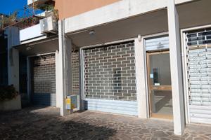 Vendessi locale commerciale