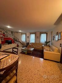Casa singola ampi spazi e 4 camere