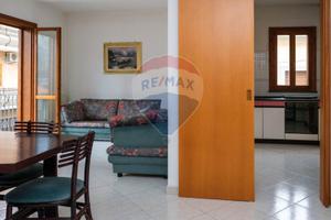 Casa unifamiliare con tre appartamenti