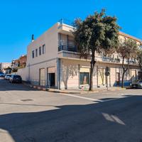 Ampio locale commerciale con cinque vetrine