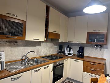 Cucina angolare Veneta + dispensa + tavolo e sedie