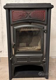 Stufa a legna con maioliche