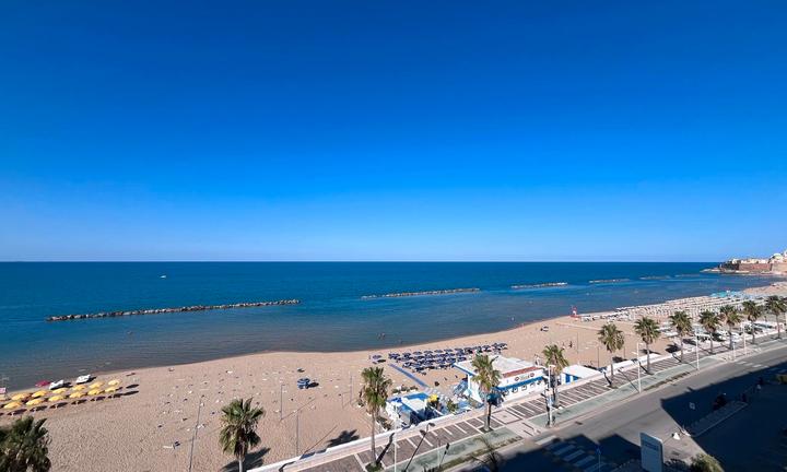 V. Cristoforo Colombo-64mq fronte mare con balcone