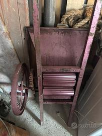 Pigiatrice manuale per uva in metallo