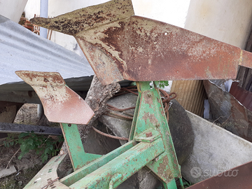 Aratro monovomere ribaltabile