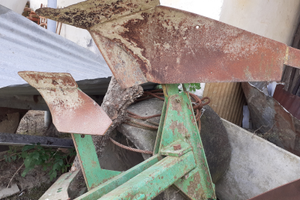 Aratro monovomere ribaltabile