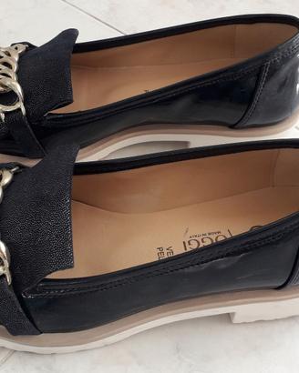 Scarpe in vernice blu