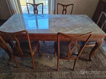 tavolo in legno e piano in marmo