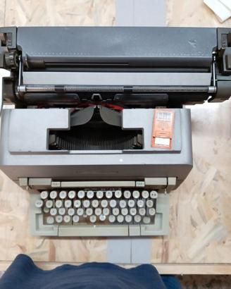 MACCHINA DA SCRIVERE OLIVETTI LINEA 98 MOD. ITALIA