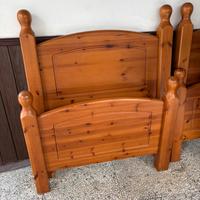 Due letti singoli in legno