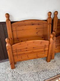 Due letti singoli in legno