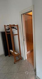 Porta abiti a rotelle in legno di design