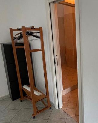 Porta abiti a rotelle in legno di design
