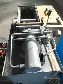 Pressa schiaccia filtri elettroidraulica