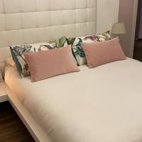 Letto matrimoniale con testiera in pelle