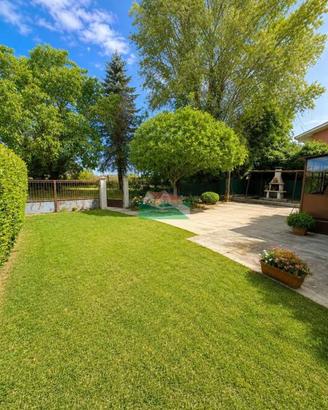 Villa di 215 m² con più di 5 locali e box auto dop