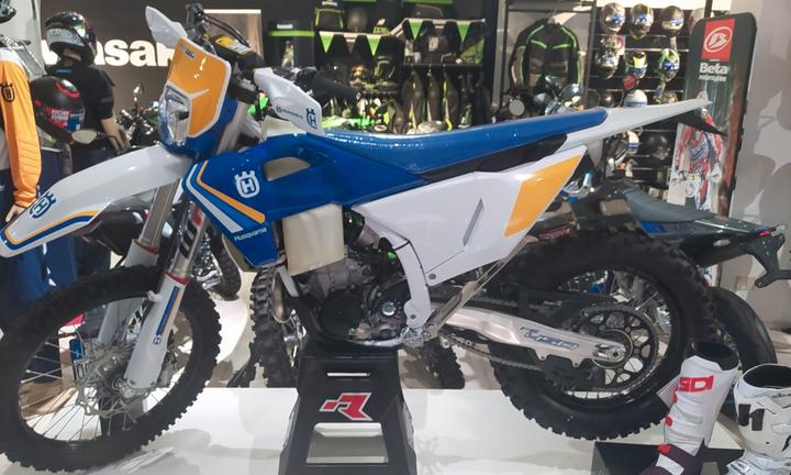 Husqvarna FE 450 2025 heritage in promo