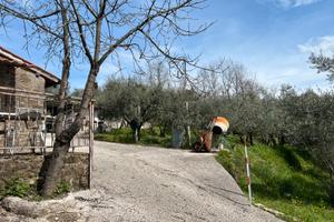 Terreno local pisoniano con pozzo e cisterna