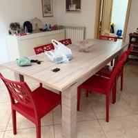 Tavolo con sedie e parete attrezzata in coordinato