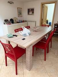 Tavolo con sedie e parete attrezzata in coordinato